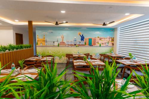 En restaurant eller et andet spisested på Hotel Aerotel Airport Zone,Shamshabad