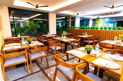 En restaurant eller et andet spisested på Hotel Aerotel Airport Zone,Shamshabad