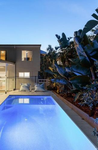 a large blue swimming pool in front of a house at Bridgeport Pool Escape, Pets welcome - Sleeps 7 in Margate