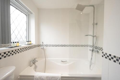 Et badeværelse på Stylish Three Bedroom Property With Parking