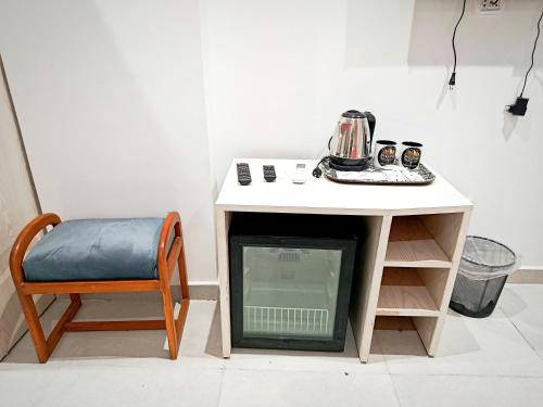 een klein tafeltje en een stoel met een waterkoker erop bij Pyrs Giza Heaven in Caïro