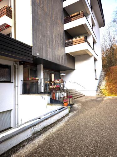 een wit gebouw met bloemen op een balkon bij Ferienwohnung Watzmann Nesterl in Berchtesgaden