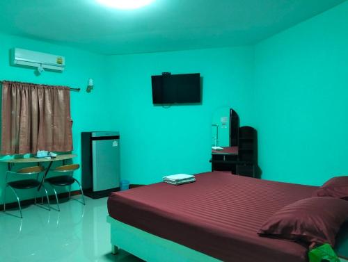 une chambre avec un lit et une télévision au mur dans l'établissement โรงแรมโรแมนติก2, 