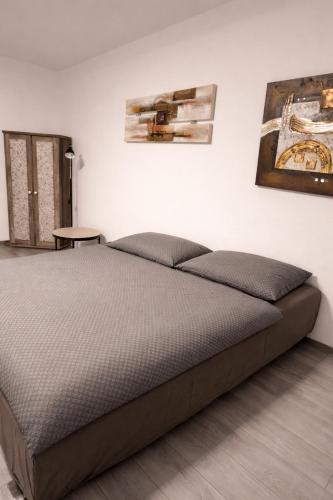 una camera da letto con un letto grande in una stanza di Ferienwohnung Watzmann Nesterl a Berchtesgaden