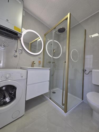 Modern Apartment with Pool Near Beach Free Parking