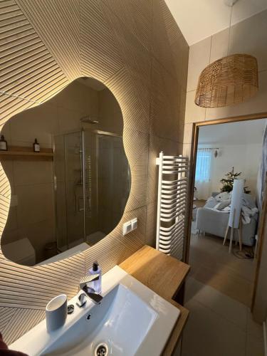 een badkamer met een wastafel en een spiegel bij Markowa Chata in Mizerna