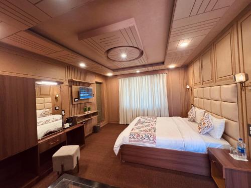 Cama ou camas em um quarto em Hotel Seven Pahalgam