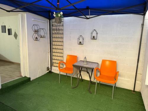 Posezení v ubytování Charmante petite maison avec jardin