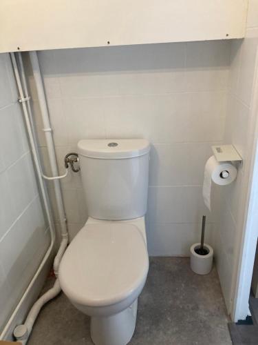 een badkamer met een wit toilet en een rol toiletpapier bij Studio hyper centre de Beauvais in Beauvais