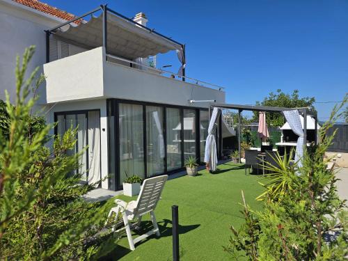 Modern Apartment with Pool Near Beach Free Parking