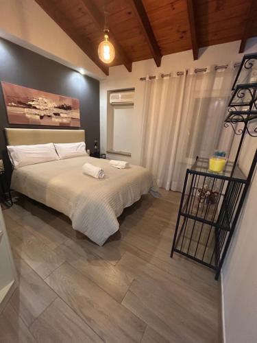 een slaapkamer met een groot bed met witte lakens bij Apartamentos Turisticos Ilusiones 2 in Cazalla de la Sierra