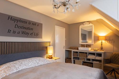 Bennekom居住区住宿加早餐旅馆的一间带床和吊灯的卧室