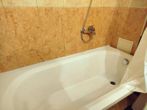 een wit bad in de badkamer bij CityPark BnB in Pristina