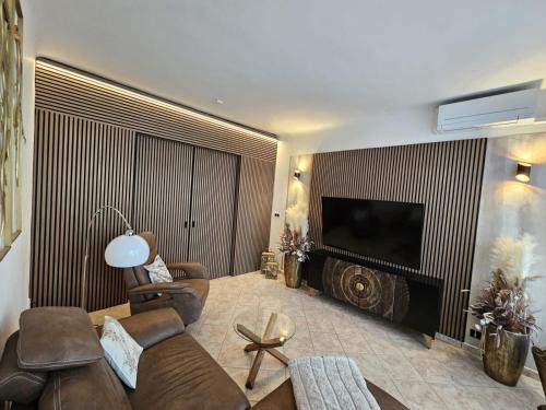 een woonkamer met een bank en een flatscreen-tv bij Apartmán GREEN in Vysoké Mýto