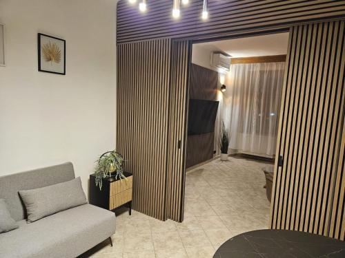 een woonkamer met een bank en een tafel bij Apartmán GREEN in Vysoké Mýto