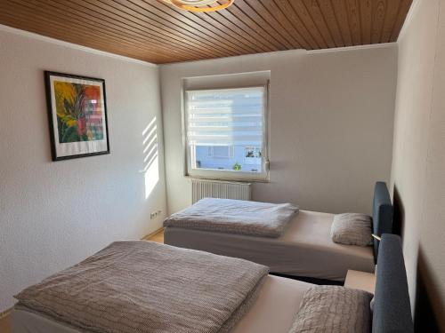 En eller flere senge i et værelse på Gemütliche, lichtdurchflutete Wohnung