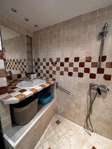 Phòng tắm tại Typique cabanon familial