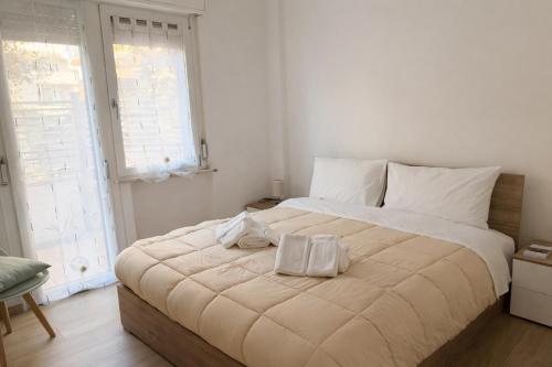 a bedroom with a large bed with towels on it at La Da Ma Shila Nuova casa vacanze vicino al mare in Francavilla al Mare