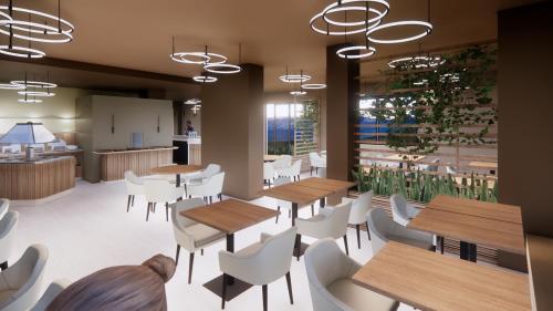 een restaurant met houten tafels en witte stoelen bij Hotel Miura in Cavalcaselle