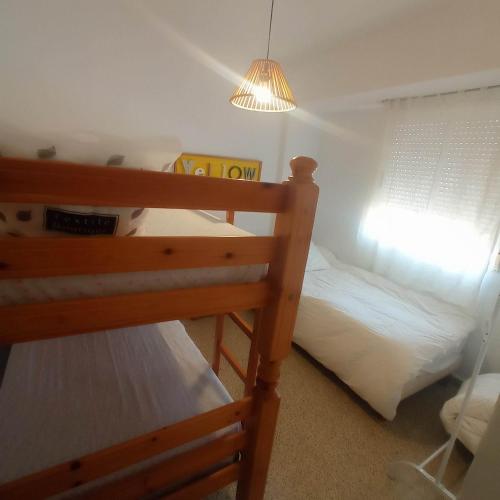 Postel nebo postele na pokoji v ubytování Souvenir Torrenueva plage