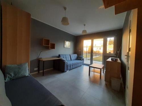 een woonkamer met een bed en een bank bij Czapury in Czapury