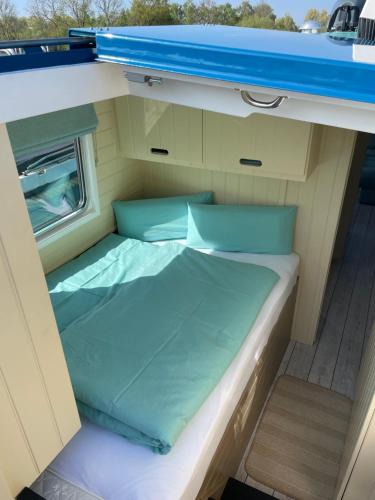 a bed in the cabin of a boat at Hausboot Lütje in Hamburg