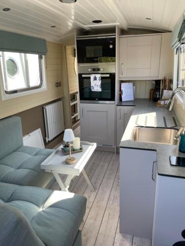 a kitchen and living room of a caravan at Hausboot Lütje in Hamburg