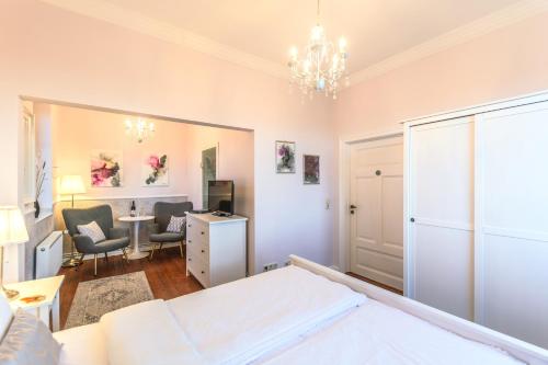 een slaapkamer met een bed en een spiegel bij Hotel Villa Wahnfried Thiessow in Thiessow