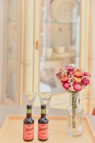Studio Palazzo, Antique Charm with Romantic Balcony and AC