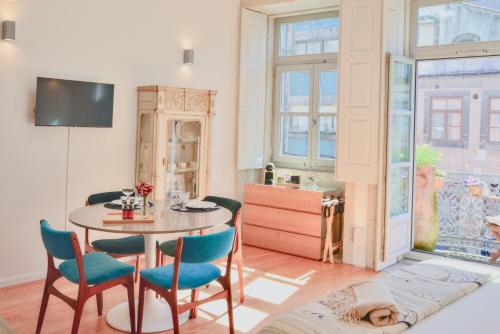 Studio Palazzo, Antique Charm with Romantic Balcony and AC