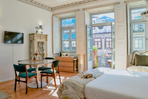 Studio Palazzo, Antique Charm with Romantic Balcony and AC