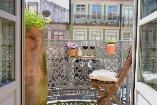 Studio Palazzo, Antique Charm with Romantic Balcony and AC