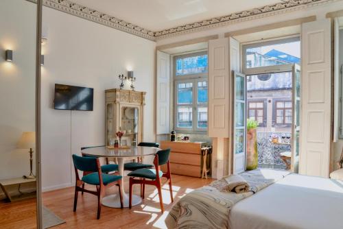 Studio Palazzo, Antique Charm with Romantic Balcony and AC