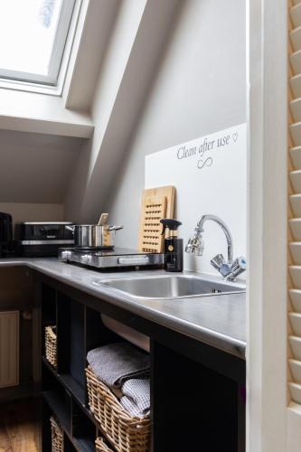 a kitchen with a sink and a counter top at Het Woonrijk in Bennekom