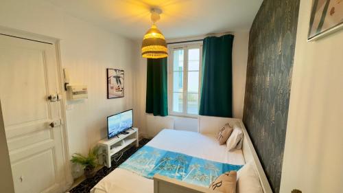una piccola camera da letto con un letto e una finestra di Studio cosy - Quartier Prébendes, Tours centre a Tours