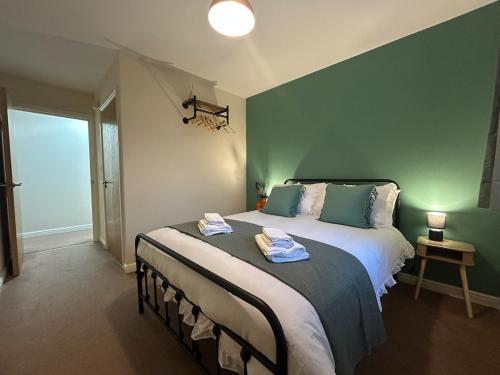 En eller flere senge i et værelse på Parkway Court - Two bedroom, two bathroom open plan apartment