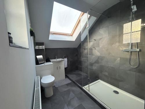 Et badeværelse på Parkway Court - Two bedroom, two bathroom open plan apartment