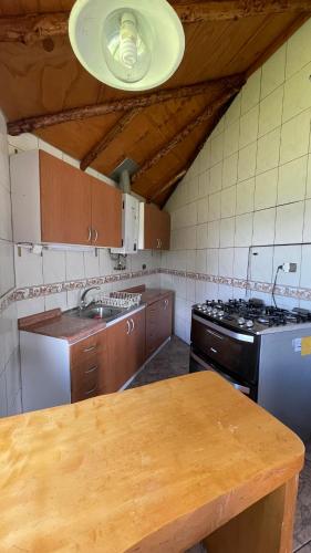 O bucătărie sau chicinetă la Cabañas Kuela