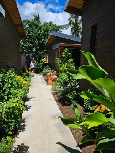 een tuinpad naast een huis met planten bij Bois de Songe in Sainte-Rose