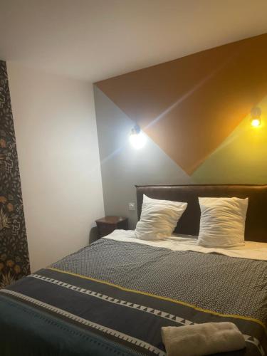 una camera da letto con un letto con testiera in legno di Champs Bernard a Villefranche-de-Rouergue