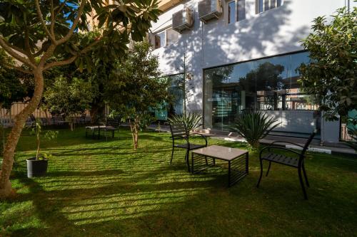 een groep stoelen en tafels voor een gebouw bij هورايزون بلص in Najran