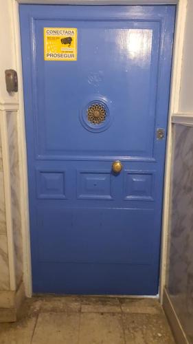 a blue door with a yellow sign on it at Alojamiento Temporal Corazón Madrid in Madrid