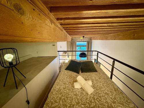 een slaapkamer met een bed met een houten plafond bij NEW - Croix Roussienne at night in Lyon