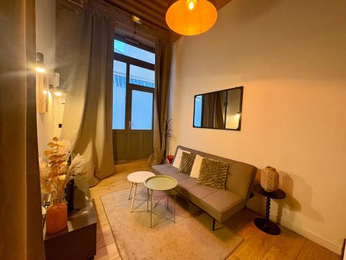 een woonkamer met een bank en een tafel bij NEW - Croix Roussienne at night in Lyon