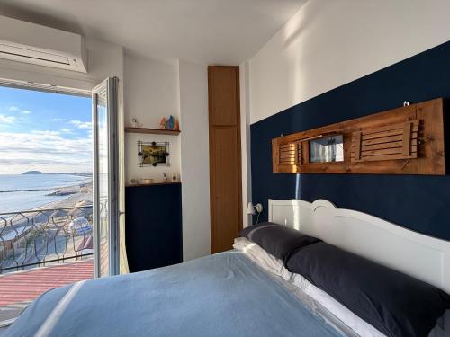 een slaapkamer met een bed en uitzicht op de oceaan bij Casa Jole in Ceriale