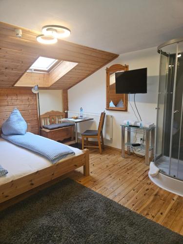 En eller flere senge i et værelse på Gästehaus zum Giggerer