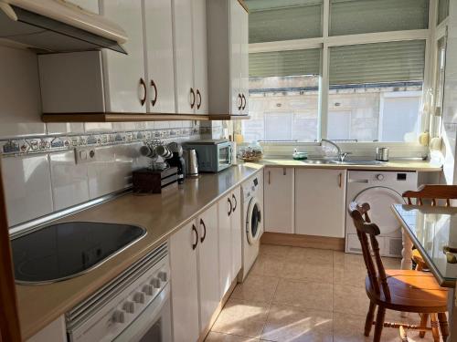 une cuisine avec des armoires blanches et un évier dans l'établissement Casa Gisbert Centro histórico Parking Free, à Carthagène