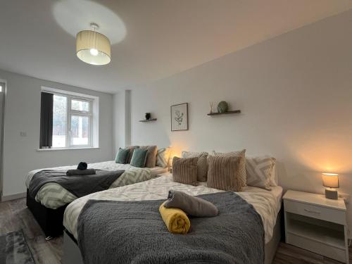 deux lits dans une chambre avec deux lampes dans l'établissement Modern Apartment near Etihad Stadium & C o-op Live, à Manchester