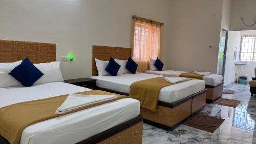 En eller flere senge i et værelse på DSS HOME STAY Just 500 Meter Girivalam Road