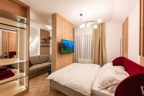 mała sypialnia z łóżkiem i kanapą w obiekcie Apartman G1 w mieście Pale